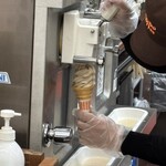 미카도 커피 가루이자와 쓰루야점 - 소프트 아이스크림을 잘 말고 있습니다