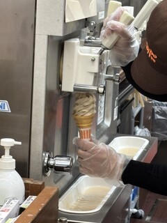 미카도 커피 가루이자와 쓰루야점 - 소프트 아이스크림을 잘 말고 있습니다