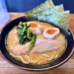 横浜家系ラーメン頂家 - 豚骨醤油ラーメン