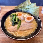 横浜家系ラーメン頂家 - 料理写真:豚骨醤油ラーメン