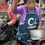 백화양곱창 - 愉快なお母さんで、ポーズを取ってくれました