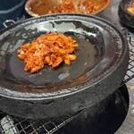 백화양곱창 - 先ずは、タレにつけられたミノをお鍋に投入