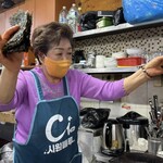 백화양곱창 - 海苔を切る時もポーズ