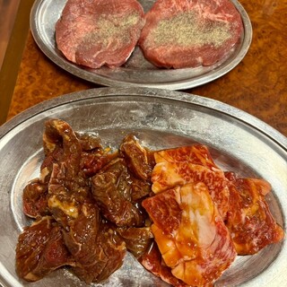 大衆焼肉 - 料理写真:左下ハラミ、右カルビ、上が厚切り牛タン