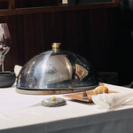 ラ・ヴァガボンド - 食事中席を立つと、料理が冷めないようにクローシュをかぶせていただけます
