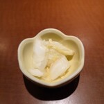 卯作 - 同じく、箸休めの"白菜浅漬け"。