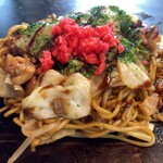 お好み焼き 与里路 - とり焼きそば。麺はモチモチ食感。ソースはお好み焼きと同じく若干酸味強めかな。