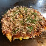 お好み焼き 与里路 - お好み焼き(ぶた玉)。カウンター席だったので店主さんに焼いて頂きました。細かい格子切りで食べやすい。ソースは酸味が強め。あっさりしているので、おやつ感覚で食べられるお好み焼きですね。