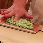 佐たけ - 山葵を一本、摺りおろします。先端と茎の部位で香りや刺激が異なるため、全部を摺りおろしてバランスをとります