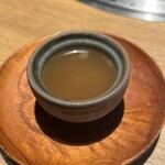 柳橋焼にく わにく - 神戸ビーフのコンソメスープ