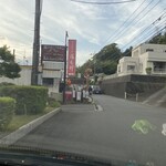 鳳春軒 - 入り口は、植え込みと看板の間の細い道