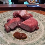 廣澤 - 水飴と蜂蜜でコーティングし水分を飛ばすように仕上げられた窯焼き叉焼。辛味噌をつけ甘塩っぱい魅惑の味わい。癖になります。