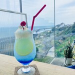 シーバーズカフェ - 透明で綺麗な色合いなクリームソーダ