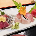 てんまさ - 左から鰹、カンパチ、マグロ