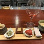 レストラン スノゥ - イチゴのコンフォート・チーズ・ひまわりの種の盛り合わせ