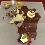レストラン スノゥ - 対馬産地鶏レバーの行者ニンニクソース、ヒオウギ貝のヒモ、南関揚げ、鹿児島産トマト、有明海産エツ子、諫早産山菜、