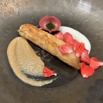 レストラン スノゥ - 薩摩甘えびの春巻き、とうもろこしの焦がしソースと新玉ねぎのソースで