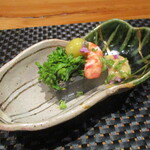 299204906 - 先付け：黒胡麻豆腐に菜花、海老、銀杏を添えて穂紫蘇を散らしてあり、酢味噌でいただきます。