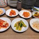 焼肉 ホルモン Beef Boss - 自家製キムチ