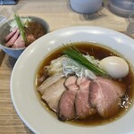 宍道湖しじみ中華蕎麦 琥珀 東京本店 - 特製中華蕎麦(醤油) ¥1,700＋ローストポーク丼 ¥500
