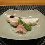 299205283 - 焼き物：脂が良くのった鰆を絶妙な火入れで皮はパリッと、中はレアーに焼きあがっています。大浦田牛蒡、茗荷、獅子唐が添えられ、バルサミコでいただく とても美味しい一皿です。