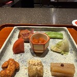 虹霓 - 焼豚　枝豆　イカ　トマト　そら豆　大根