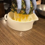 黒毛和牛とタンとハラミ 焼肉ごりちゃん - 目の前でパインを絞ってくれるよ