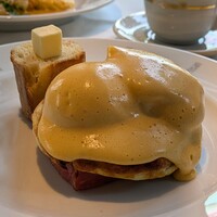 レストラン アルティザン（restaurant Artisan） - ジャガイモパンケーキと厚切りハムのエッグベネディクト