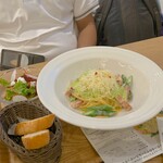 ミルクランドホッカイドウ→トウキョウ - パスタはやや硬めで、本場ヨーロッパのようなしっかりした食感。小麦の香りが感じられるパンも噛むほどに味わいが深まります。