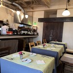 ビストロ エピス - 可愛らしくこじんまりした店内。上品で落ち着いた雰囲気なのでゆったり過ごせます。窓際のお席に案内され、時折外の景色も眺めて♡