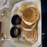 ザ・コーヒーハウス - しっかり3枚　季節のジャム（苺でした）とキャラメルソースだったかな？アイス添え