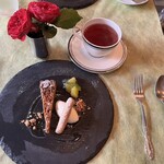 ビストロ エピス - 胡桃のタルトケーキ、バニラアイス、クッキー、フルーツ　ローズヒップティー♡