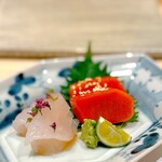 299220303 - キハタ（アオハタ）とマグロの造り。 旨味と身の張りがある３日熟成のキハタには煎り酒、マグロは漬け。 みっちりと密度がありまったりと舌に絡む甘みの強いマグロ。 ２品目で小さく感動です。