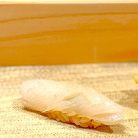 鮨 新 - スミイカ。 これもなにげに旨いんですけど。 えー、この価格帯の鮨屋でこの旨さなら十分じゃん。