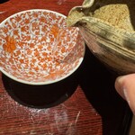 銀座 青天 - 八海山本醸造一合の酒器と赤模様お猪口