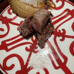 銀座 青天 - 黒毛和牛ランプステーキ、新玉葱と岩塩添えて