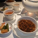 中国飯店 - 松の実のせ牛挽き肉入りたまり醤油チャーハン