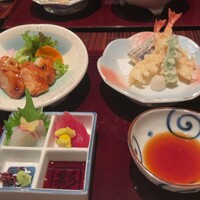 かがり - かがり(お造り二種盛り、鶏の照り焼き、海老と野菜の天麩羅)