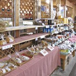 道の駅 しかおい - ウッディな店内