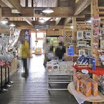 道の駅 しかおい - ウッディな店内