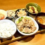 おうちごはん光里 - 豚軟骨の甘辛焼き御膳。骨まで柔らかい人気メニュー。
お惣菜5品付きます。写真とは違うものになりますのでご了承ください。苦手なお野菜は省きます。