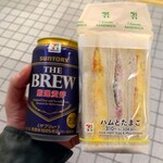セブンイレブン - プレミアム･THE BREW (税抜)142円 と ハムとたまごサンド (税抜)310円 (2025.05.10)