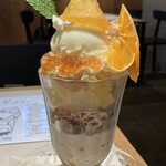 Art Gallery Cafe 茶々華 - 全体がオレンジ色に