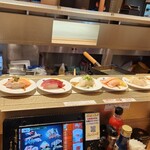 すし 銚子丸 - レーン。(個人的)回転寿司あるあるですが、タッチパネルでアホほど頼んで……