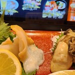 すし 銚子丸 - つぶ貝と漬け牡蠣。つまみにしてもらうことも出来ます。つぶ貝は毎回つまみで食べていて、初めて牡蠣もいただきました。コリッとプリッとを楽しめるのでつまみもオススメ！