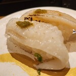 すし 銚子丸 - えんがわ塩炙り(かぼす胡椒乗せ)。こちらも食感と脂を堪能できる一品。えんがわ好きは食べるべし！
