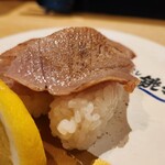 すし 銚子丸 - びんちょうまぐろ炙り。だと思うんですが、肉のよう。食べるとしっかりびんちょうまぐろだから、不思議
