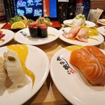 すし 銚子丸 - 机いっぱい、お皿が拡がっていきます(笑)