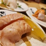 すし 銚子丸 - オーロラサーモン塩炙り。奥にもオーロラサーモンの大とろが鎮座しています。サーモンバカになるほど、銚子丸のサーモンは厚くて脂乗りが良くて美味しい！！