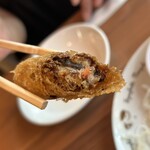 ベトナム料理レーロイ - 謳い文句の通り、具沢山の揚げ春巻きだった。いろんな旨味が凝縮されている。